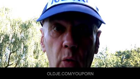 Престарелый мороженщик уготил девчонку леденцом