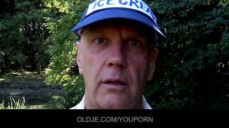 Престарелый мороженщик уготил девчонку леденцом