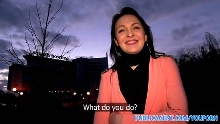 Грудастая брюнетка подверглась настоящему пикапу