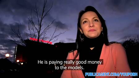 Грудастая брюнетка подверглась настоящему пикапу