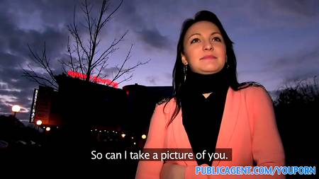 Грудастая брюнетка подверглась настоящему пикапу