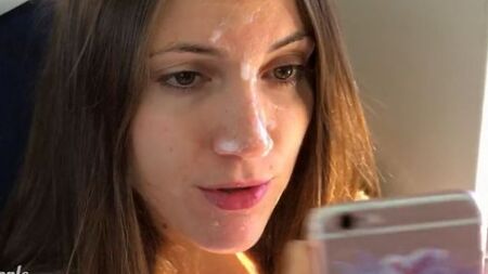 Пацан дрючит сисятую подружку в общественном вагоне поезда