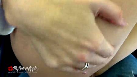 Пацан дрючит сисятую подружку в общественном вагоне поезда