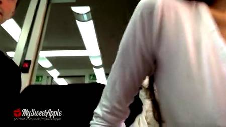 Пацан дрючит сисятую подружку в общественном вагоне поезда