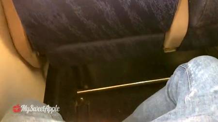 Пацан дрючит сисятую подружку в общественном вагоне поезда