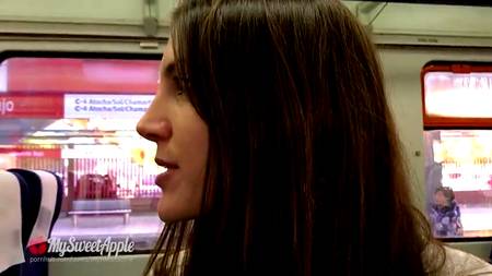 Пацан дрючит сисятую подружку в общественном вагоне поезда