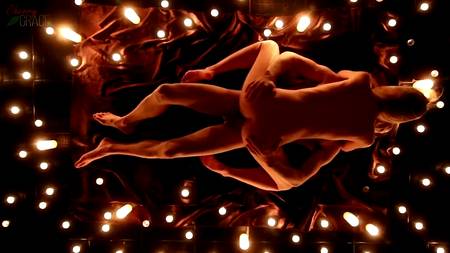 Романтический секс при свечах с роскошной грудастой девушкой