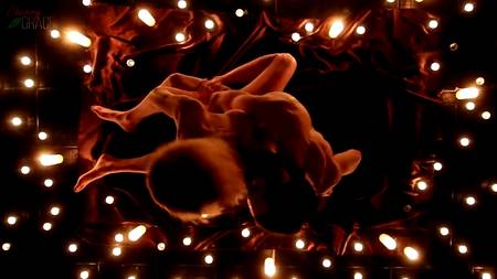 Романтический секс при свечах с роскошной грудастой девушкой