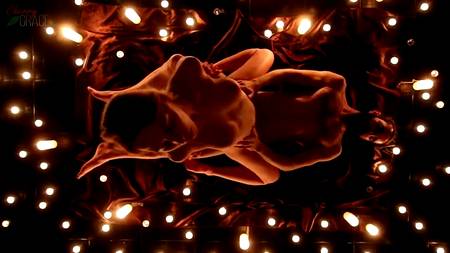 Романтический секс при свечах с роскошной грудастой девушкой