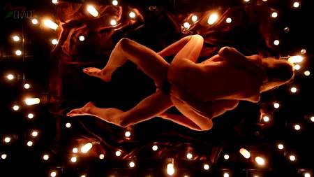 Романтический секс при свечах с роскошной грудастой девушкой