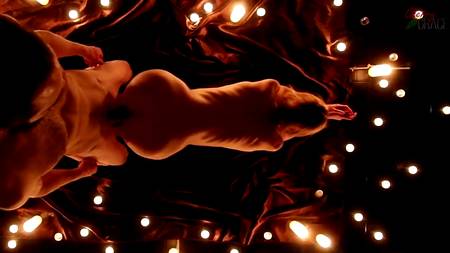 Романтический секс при свечах с роскошной грудастой девушкой