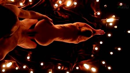 Романтический секс при свечах с роскошной грудастой девушкой