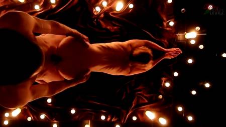 Романтический секс при свечах с роскошной грудастой девушкой