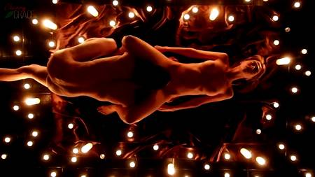 Романтический секс при свечах с роскошной грудастой девушкой