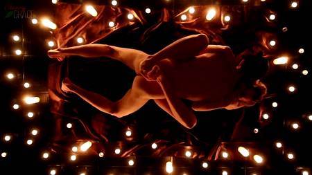 Романтический секс при свечах с роскошной грудастой девушкой