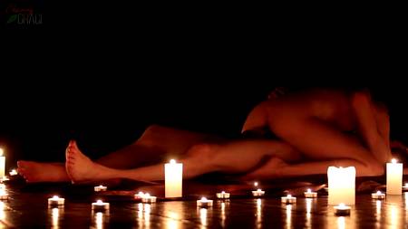 Романтический секс при свечах с роскошной грудастой девушкой