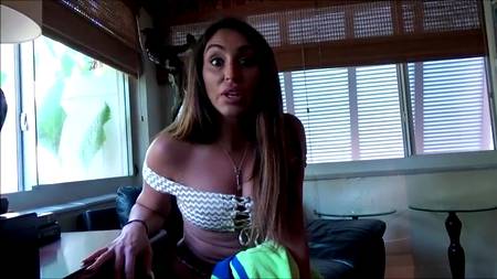 Горячая Christiana Cinn строчит глубокий минет кайфующему ловеласу