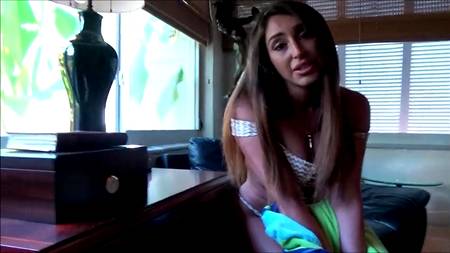 Горячая Christiana Cinn строчит глубокий минет кайфующему ловеласу