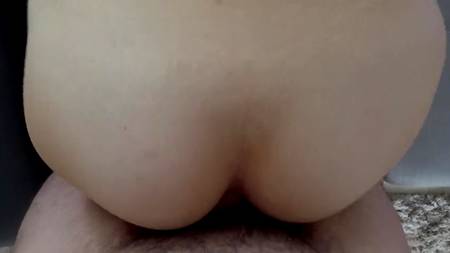 Возбужденная массажем красавица дала хахалю присунуть в попку