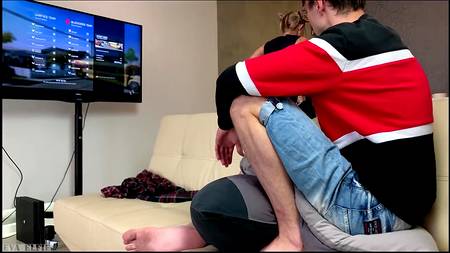 Няшная геймерша послушно дает в пизду подкатившему бойфренду