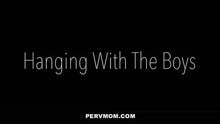 Жопастая латинка жадно высасывает камшот из большого пениса партнера