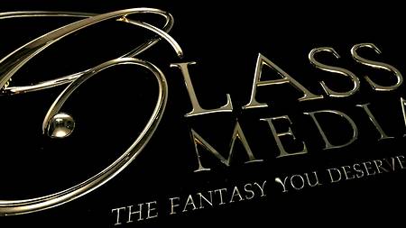 Развратная молодуха соблазнила и трахнула в лесу пожилого охотника