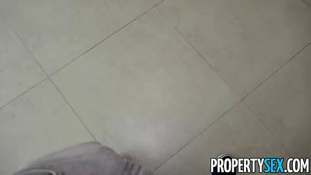 Загорелая риелторша перепихнулась с клиентом в интересных позах