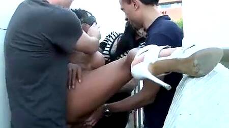 Негритянка ходит по городу голая и трахается в жопу на улице