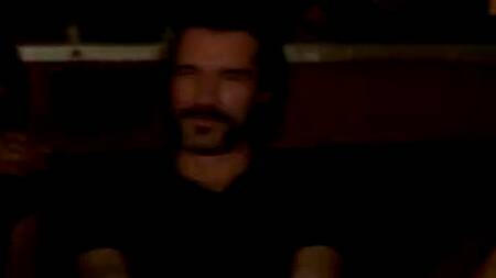 Негритянка ходит по городу голая и трахается в жопу на улице