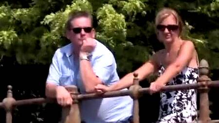 Негритянка ходит по городу голая и трахается в жопу на улице