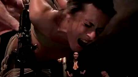 Негритянка ходит по городу голая и трахается в жопу на улице