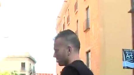 Негритянка ходит по городу голая и трахается в жопу на улице