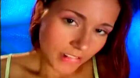 Рыжая худышка с маленькими сиськами наслаждается сексом