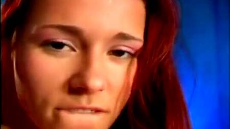 Рыжая худышка с маленькими сиськами наслаждается сексом