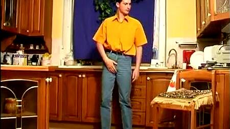 Рыжая мамка застает сына за дрочкой и садится ему на лицо