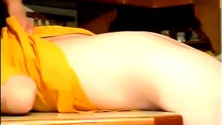 Рыжая мамка застает сына за дрочкой и садится ему на лицо