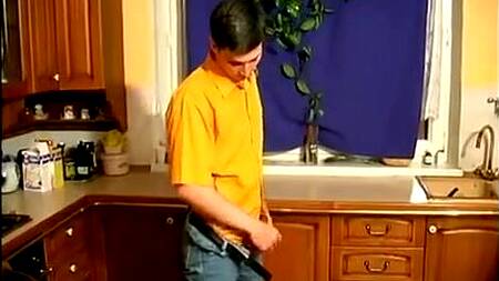 Рыжая мамка застает сына за дрочкой и садится ему на лицо