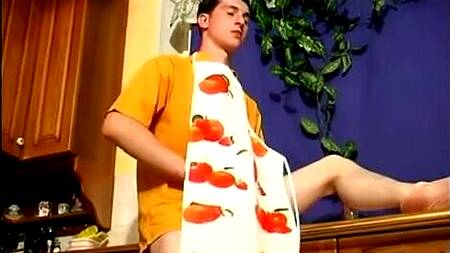 Рыжая мамка застает сына за дрочкой и садится ему на лицо