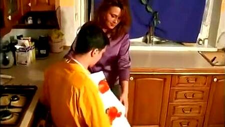 Рыжая мамка застает сына за дрочкой и садится ему на лицо