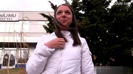 Русская девица переспала с туристом прямо на улице