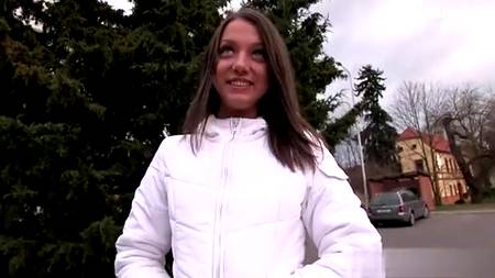 Русская девица переспала с туристом прямо на улице