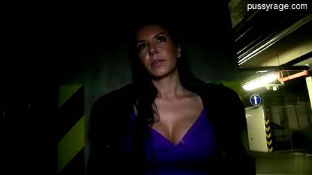 Брюнетка согласилась переспать с незнакомым мужчиной