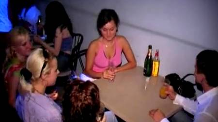 Девку прут в два ствола в сортире