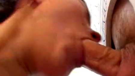 Девку прут в два ствола в сортире