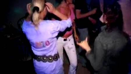 Девку прут в два ствола в сортире