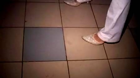 Девку прут в два ствола в сортире