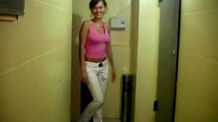 Девку прут в два ствола в сортире