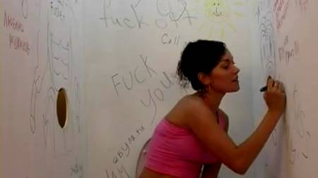 Девку прут в два ствола в сортире