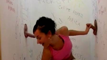 Девку прут в два ствола в сортире