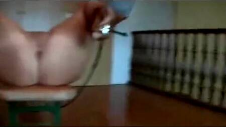 Муж привязывает жену к скамейке и трахает её в очко